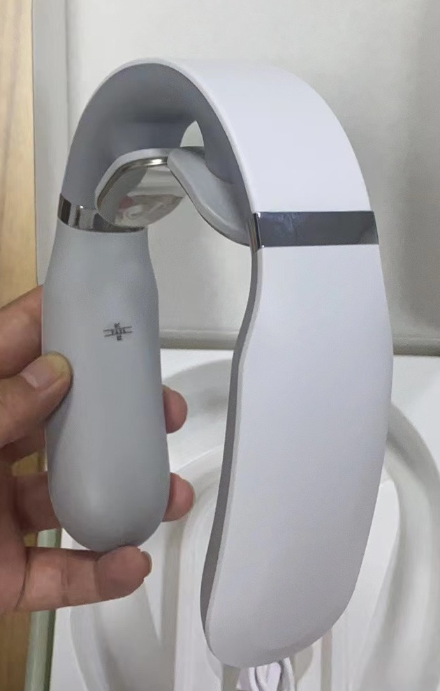 Échantillon fourni par F10 montrant le corps incurvé et la surface de contact tournée vers l'intérieur